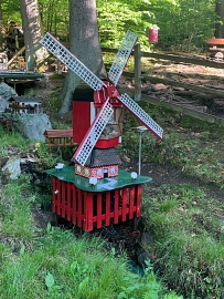 Die Wasserräder im Deister. Eine bunte Windmühle. © Tourismus-Service Wennigsen