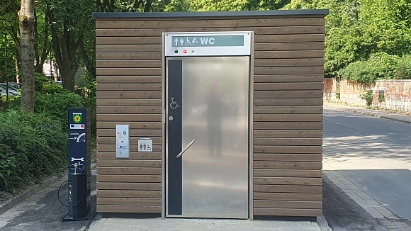 Fahrrad-Reparatur-Station neben dem öffentlichen WC