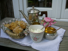 Kaffeegedeck auf einem Gartentisch in der Gastronomie in Wennigsen © Tourismus-Service Wennigsen