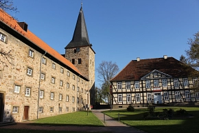 Der Klosteramthof vor der Wennigser Klosterkirche © Tourismus-Service Wennigsen