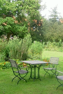 Sitzgruppe im Klostergarten Wennigsen im Sommer © Tourismus-Service Wennigsen